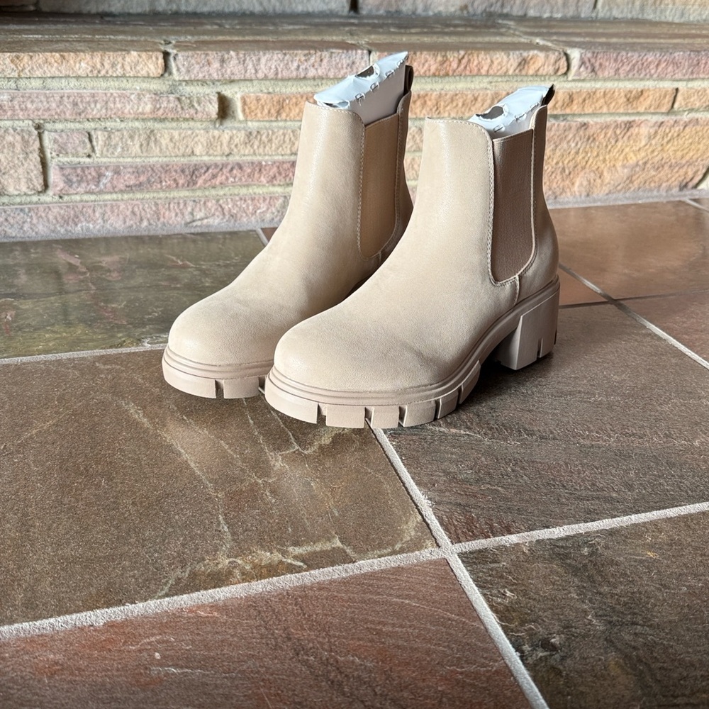 Pull On Lug Boots